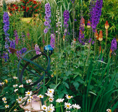 Eine Leitpflanze wie aus dem Bilderbuch ist der Rittersporn (Delphinium), hier in Kombination mit der Fackellilie (Kniphofia)